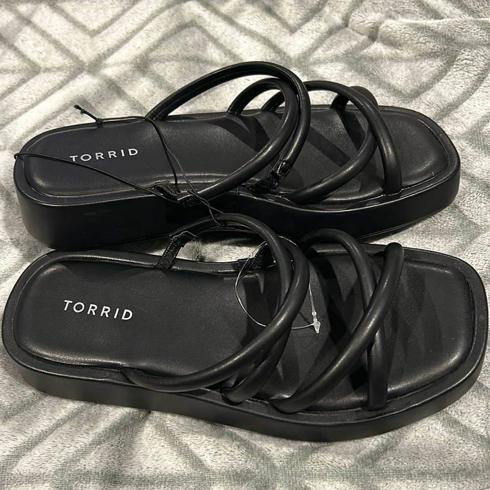 Slip on- double cross sandal